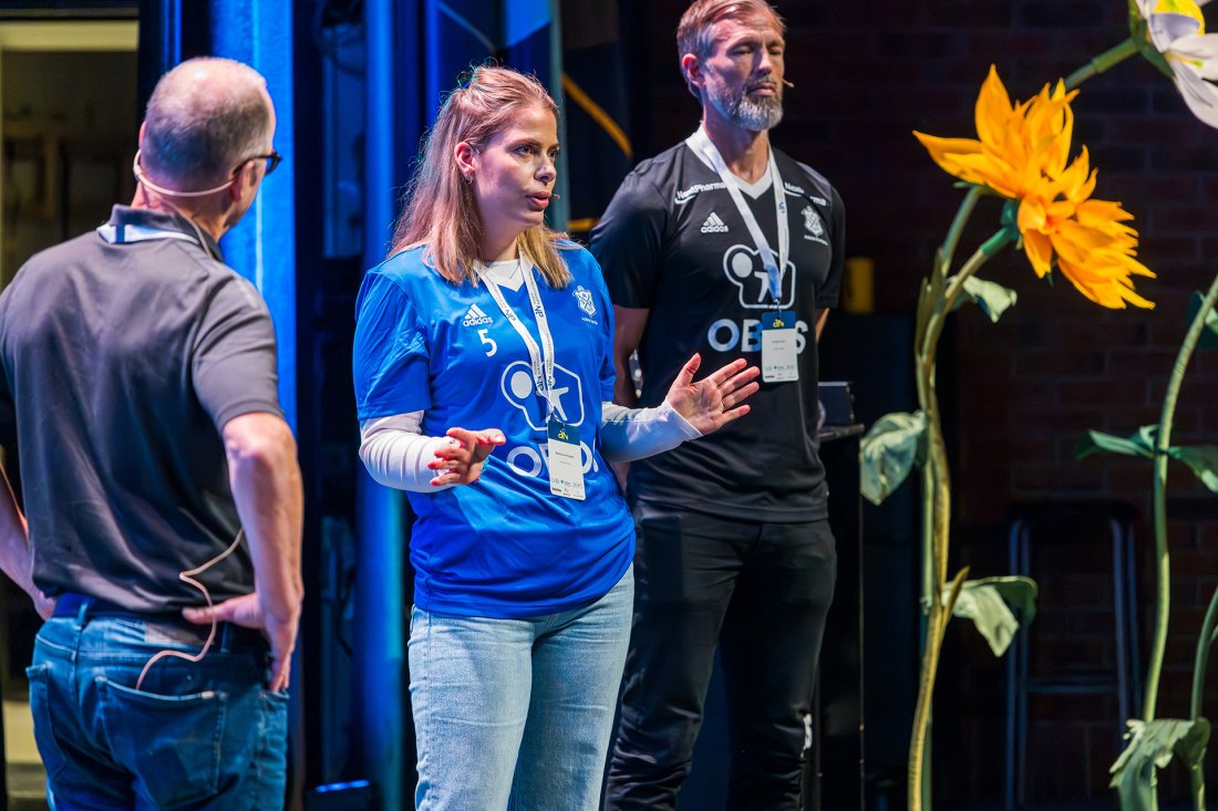 Bettina fortalte sterkt om sin historie og Gatelagets betydningen for henne. Walstad og Muri lydhøre. Foto: Sjo og Floyd