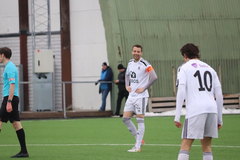 God stemning i Asker-troppen under lørdagens kamp. Her kaptein Jones og 2-måls scorer Victorio.