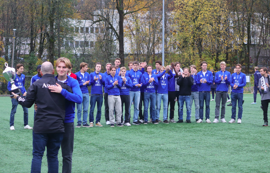 Kaptein Askel W. Alstad tar i mot pokal fra sportslig leder Rolf Magne Walstad. Det synlige beviset på at gutta våre har blitt seriemestere sesongen 2024.