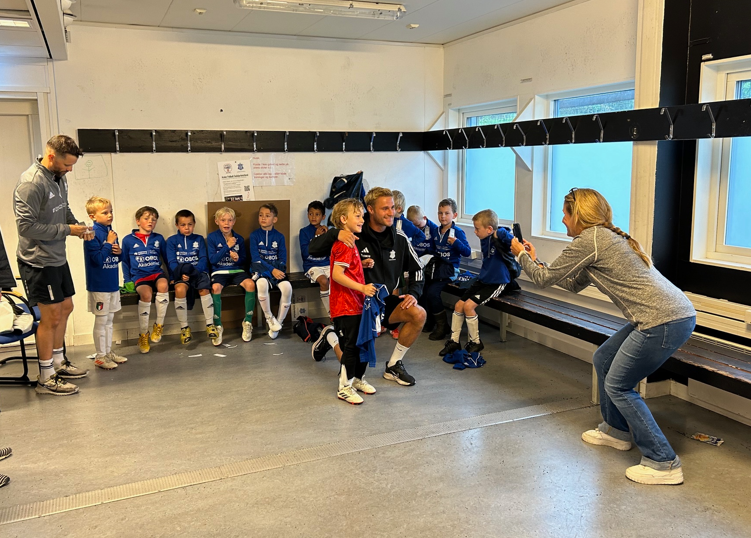 En liten fotosession hører med når store og små fotballspillere møtes